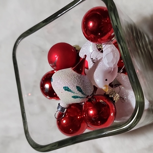 GLASS CONTAINER WITH VINTAGE CHRISTMAS ORNAMENTS FOR CHRISTMAS 🎄 TREE - Picture 2 of 7